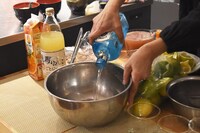 「今日は人数が多いから、ボウルでごめんなさいね」ときくち夫人。大胆にジンを注いでいく。