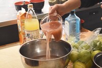 ジンに果汁を注ぎ、別のボウルを移し替えて、よくステア。これを炭酸水で割る。