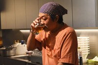料理の合間にビールを飲むきくち正太。今日のビールはハートランド。
