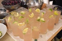 インスタ映えしそうなピンク色の特製ジンカクテル。