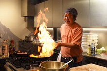 生姜焼きをウイスキーでフランベするきくち正太。