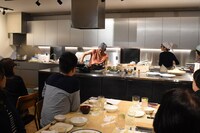 きくちの一挙手一投足を熱心に見つめる来場者。