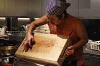 まな板も持参したもの。知り合いの大工さんにいただいたもので、「腰が痛くならない」と気に入っているそう。