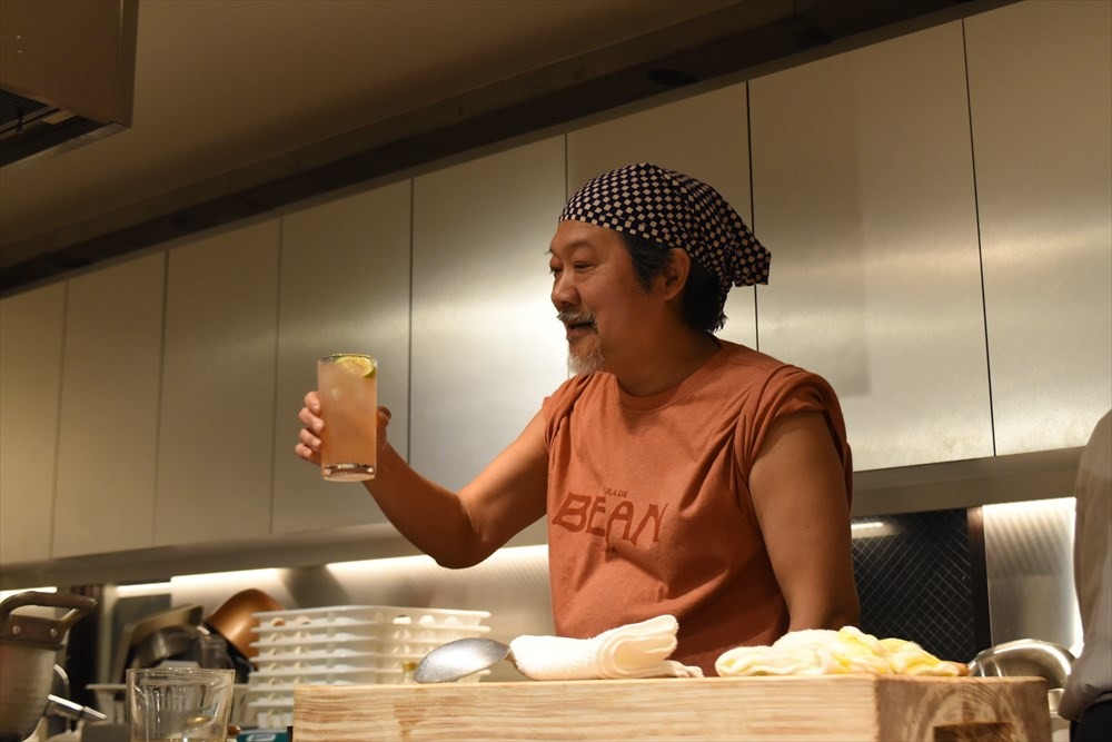 特製ジンカクテルを手にしたきくち正太。
