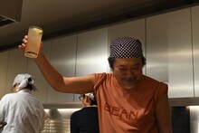 乾杯の音頭をとるきくち正太。