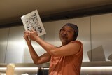 特典ペーパーを「昨日の朝描き上げた」ときくち正太。
