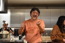 来場者と気さくに会話するきくち正太。