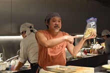 里芋の説明をするきくち正太。