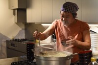 いものこ汁を盛り付けるきくち正太。