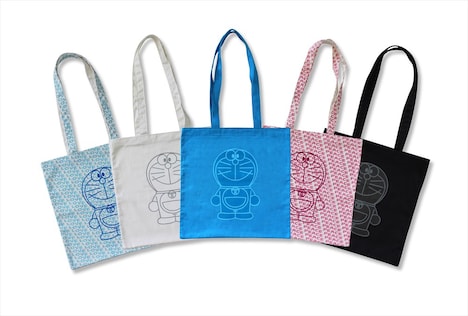 「COLOR THE DORAEMON」シリーズのトートバッグ全5種。
 (c)Fujiko-Pro