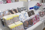 グッズ売り場の様子。(c)Fujiko-Pro