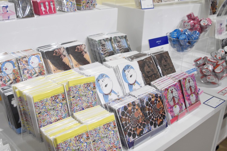 グッズ売り場の様子。(c)Fujiko-Pro