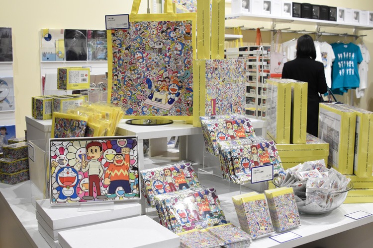 グッズ売り場の様子。(c)Fujiko-Pro