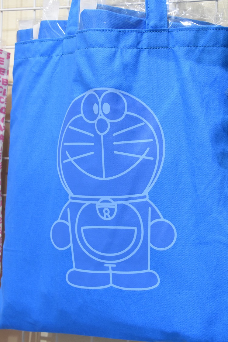 グッズ売り場の様子。「COLOR THE DORAEMON」シリーズは、ドラえもんの体に“ART”の文字が隠されている。(c)Fujiko-Pro