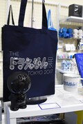 グッズ売り場の様子。(c)Fujiko-Pro