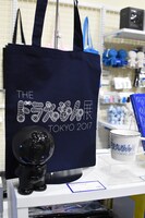 グッズ売り場の様子。(c)Fujiko-Pro