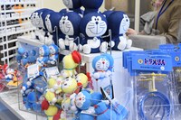 グッズ売り場の様子。(c)Fujiko-Pro