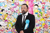 自身の作品「あんなこといいな 出来たらいいな」の前に立つ村上隆。