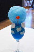 第1弾メニューの「ライチフローズンカクテル お空の散歩」。(c)Fujiko-Pro