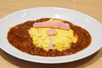 通期メニューの「ドラ鈴オムライス」。(c)Fujiko-Pro