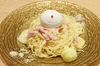 第1弾メニューの「黄金のドラボナーラ」。(c)Fujiko-Pro