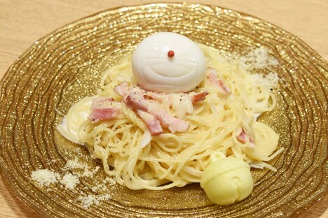 第1弾メニューの「黄金のドラボナーラ」。(c)Fujiko-Pro