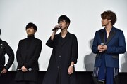 「語彙力を奪われる」と話す櫻井孝宏（中央）と、「マジヤバー」と言う寸前の宮野真守（右）。