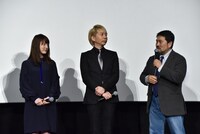 左から花澤香菜、諏訪部順一、瀬下寛之監督。