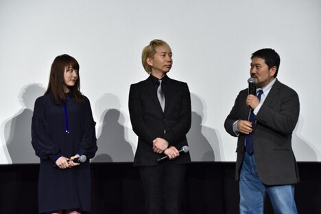 左から花澤香菜、諏訪部順一、瀬下寛之監督。