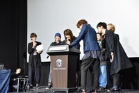 本日スタートした「ゴジラ討伐ツイートゲーム『ゴジラvsバズラ』」のデモンストレーションを行う面々。