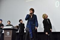 本日スタートした「ゴジラ討伐ツイートゲーム『ゴジラvsバズラ』」のデモンストレーションを行う面々。