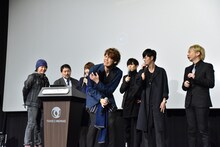 「ゴジラvsバズラ」で攻撃されているゴジラの真似をする宮野真守。