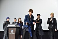 突如会場に現れた怪獣マモラ（中央）。命名は梶裕貴。