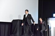 颯爽と登場する松尾諭（左）と津田寛治（右）。