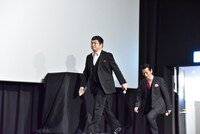 松尾諭と津田寛治が颯爽と登場。