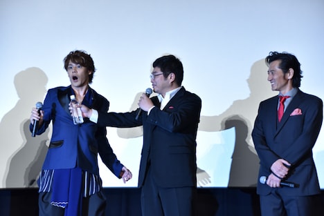 「まずは君が落ち着け！」とペットボトルを渡す松尾諭（中央）。