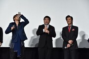 松尾諭（中央）から渡されたボトルの水を飲む宮野真守（左）。