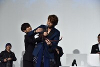 宮野真守のマイク位置を調整し、コメントの邪魔をする梶裕貴。