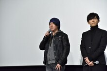 静野孔文（中央）