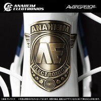 アナハイム・エレクトロニクス社のロゴがあしらわれたヘッドバッジ。