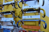 舞台「弱虫ペダル」のコーナー。出演者が実際に使っていたハンドル。