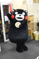 週刊少年ジャンプ編集部を訪れたくまモン。手には麦わら帽子を携えている。