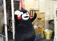 週刊少年ジャンプ編集部を訪れたくまモン。