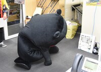 ギア2のポーズを取るくまモン。