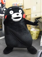 ギア4のポーズを取るくまモン。