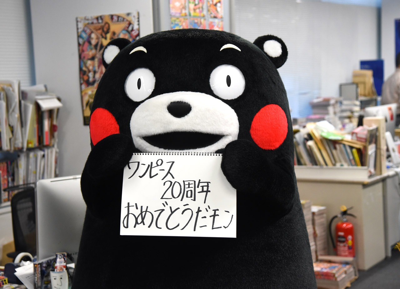 「ONE PIECE」の20周年を祝うくまモン。