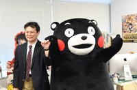 くまモンは復興協力を快諾した中野博之編集長と指切り。