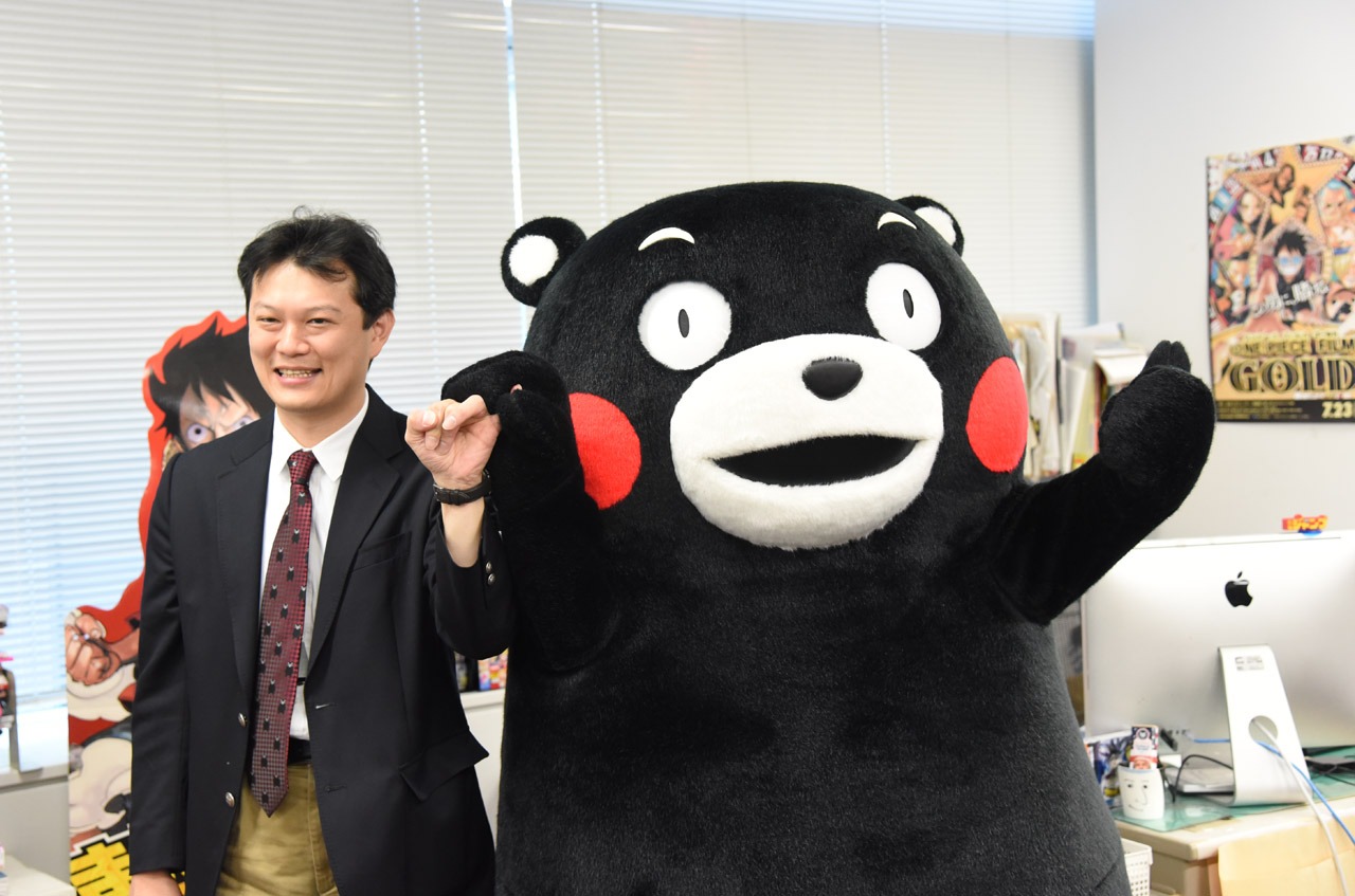 くまモンは復興協力を快諾した中野博之編集長と指切り。
