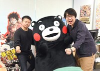 左から「ONE PIECE」8代目担当の杉田卓氏、くまモン、9代目担当の内藤拓真氏。