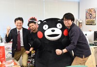 編集長、「ONE PIECE」担当編集と記念撮影をするくまモン。